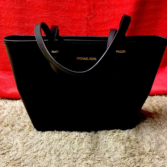 Michael Kors Handbags - Michael Kors Purse 🖤